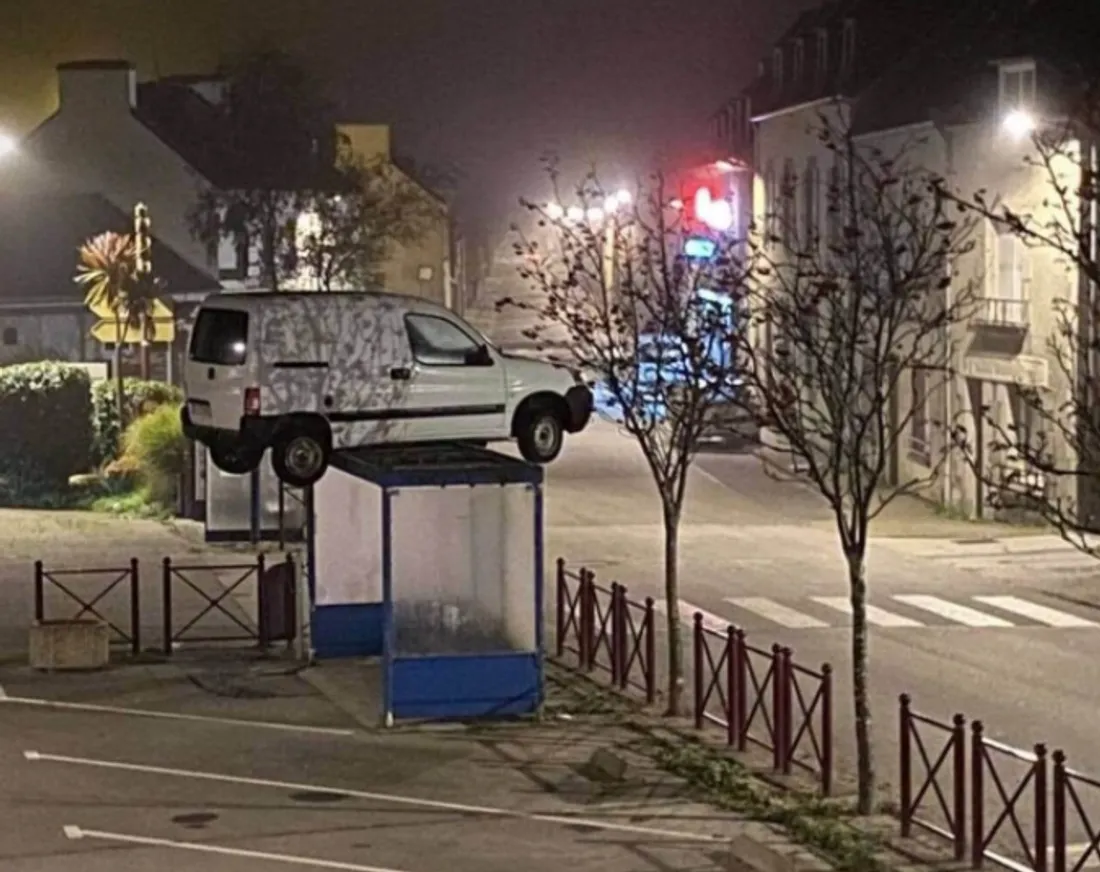 Le véhicule a été découvert lundi matin par des écoliers